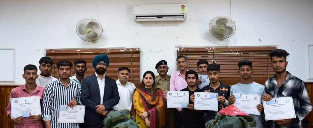 Jammu admin distributes Emergency Response Kits to Aapda Mitras