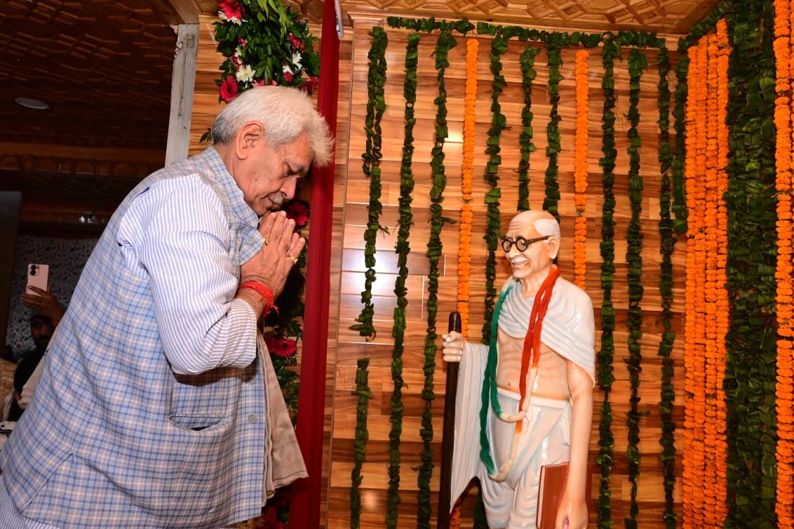 Lt Governor unveils statue of Mahatma Gandhi and a Charkha installation at Civil Secretariat, Srinagar
