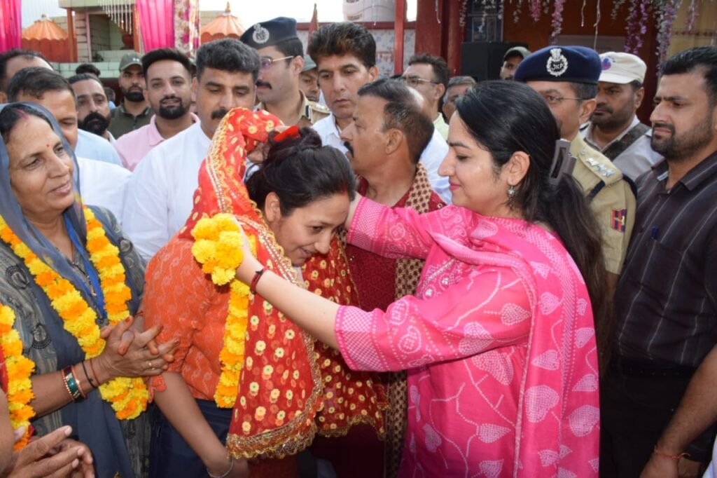 Amarnath ji pilgrims accorded rousing reception at Udhampur