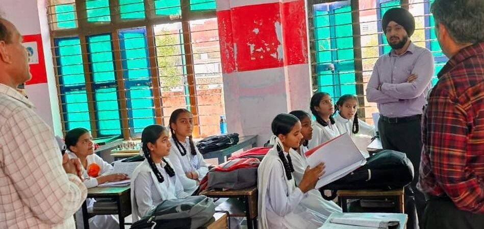 SDM Ghagwal conducts surprise inspection of Educational Institutions