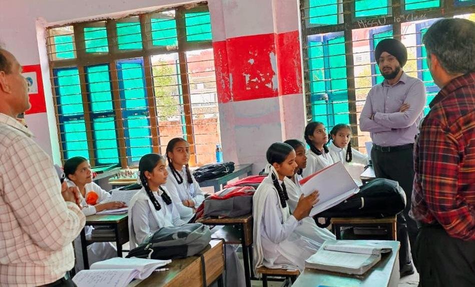 SDM Ghagwal conducts surprise inspection of Educational Institutions