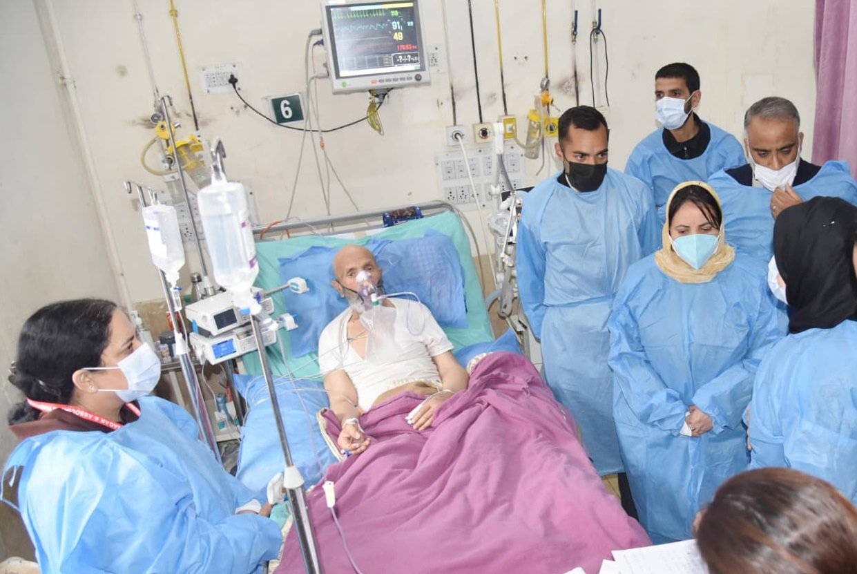Health Minister visits ailing father of MP Er. Rashid at SMHS Hospital